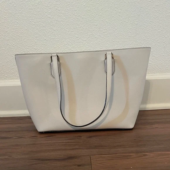 Kate Spade Elegant Cream Tote Bag perfect for spring - Picture 5 of 12